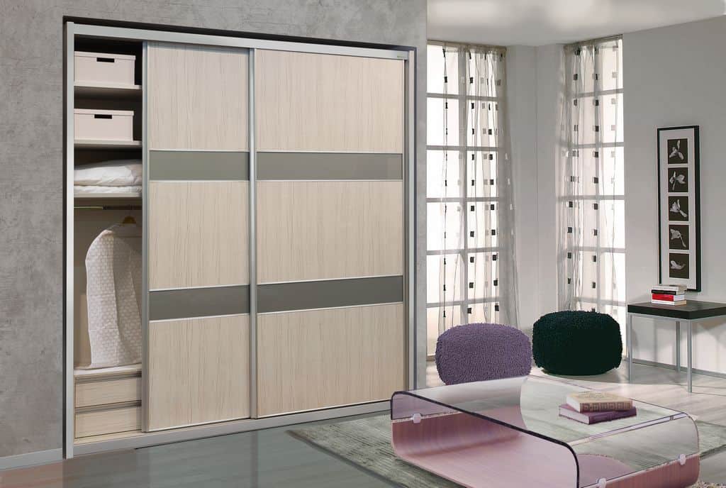 ארון הזזה דגם Wood Style עם 2 דלתות בעל עיצוב בהיר - דלתות פתוחות
