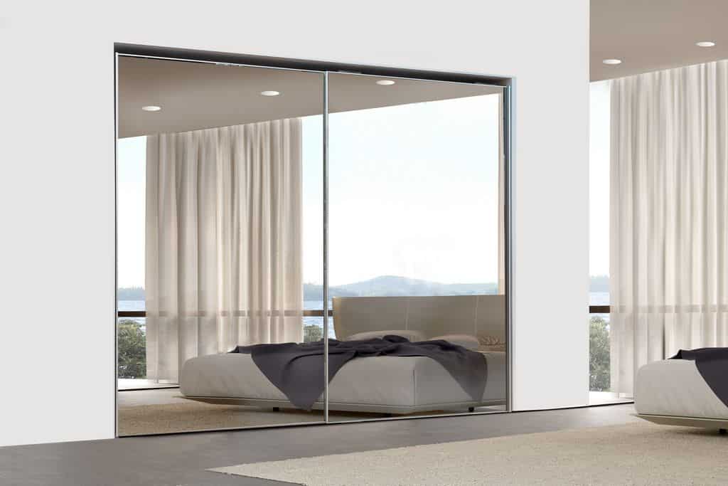 ארון הזזה דגם Glossy Decor בעל 2 דלתות עם מראה משולבת על כל גובה הארון