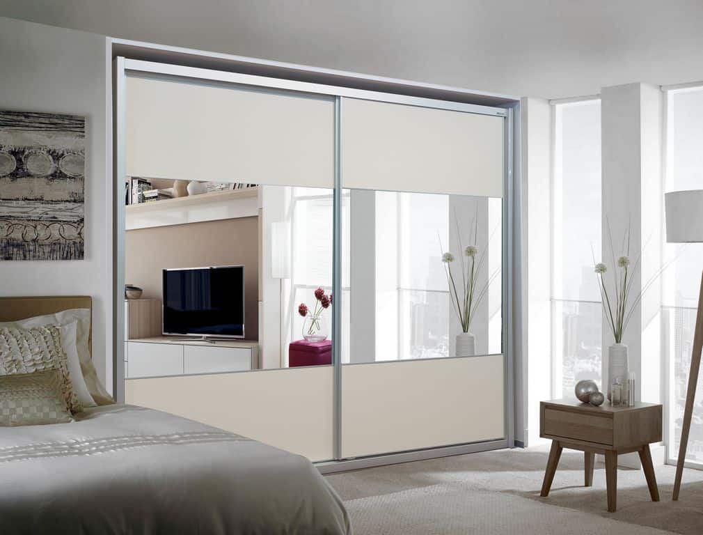ארון הזזה דגם Glossy Decor בעל 2 דלתות עם מראה משולבת בעיצוב בהיר - דלתות סגורות