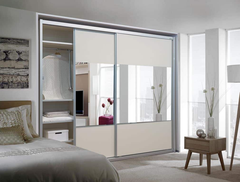 ארון הזזה דגם Glossy Decor בעל 2 דלתות עם מראה משולבת בעיצוב בהיר - דלתות פתוחות