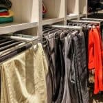 מתלים מיוחדים לתליית בגדים בחדרי הארונות של Kloss